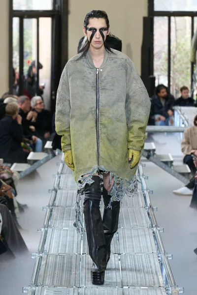 Look 16
